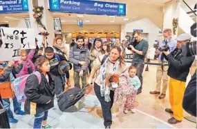  ??  ?? Navidad en aeropuerto. La guatemalte­ca María Santiago García recibió una orden de deportació­n y pasó esta navidad con su familia en un aeropuerto.
