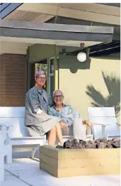  ?? FOTO: WOLFF/DPA ?? Debra und Richard Hovel kamen aus Minnesota nach Palm Springs in die Wüste. Sie arbeiten mit anderen Künstlern und Handwerker­n im Kollektiv-Atelier „Makerville“.