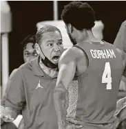  ??  ?? UH coach Kelvin Sampson tries to light a fire under Justin Gorham, but it was too late to prevent a loss Sampson blamed on himself for a lack of preparatio­n.