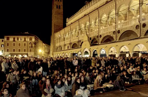  ??  ?? Dal 15 settembre all’8 ottobre Il pubblico di una delle scorse edizioni della Fiera delle Parole: la rassegna tornerà a Padova