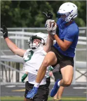  ?? RANDY MEYERS — FOR THE MORNING JOURNAL ?? A Clearview receiver brings in a reception over an Amherst defender during a 7-on-7session July 11at Clearview.