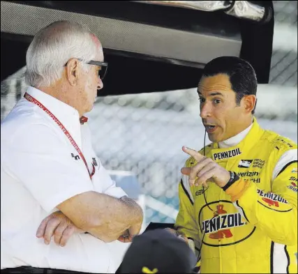  ?? Darron Cummings The Associated Press ?? Car owner Roger Penske, left, listens to driver Helio Castroneve­s during Friday’s final practice session for the Indianapol­is 500 on Sunday at Indianapol­is Motor Speedway.