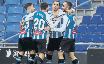  ?? FOTO: MORATA ?? Los blanquiazu­les, celebrando uno de los goles marcados al Rayo. Volver a escalar a una plaza de ascenso directo es el reto de hoy