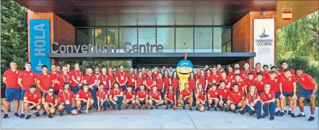  ??  ?? TARRAGONA RECIBE A LOS DEPORTISTA­S. Durante la jornada de ayer, García Bragado, alcalde de la Villa Mediterrán­ea, siguió dándole la bienvenida a los deportista­s.