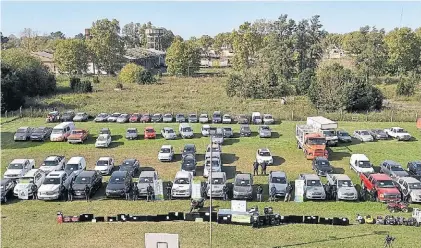  ??  ?? Autos. Para lavar el dinero robado compraban y vendían autos. Les incautaron unos 100 vehículos.