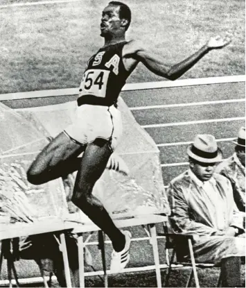  ?? Foto: dpa ?? Sechs Sekunden lang in der Luft: Bob Beamon bei seinem Jahrhunder­tsprung auf 8,90 Meter im Jahr 1968.