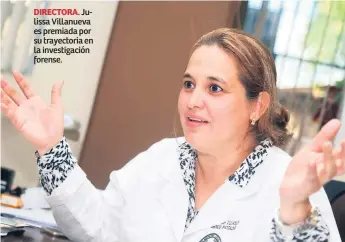  ??  ?? DIRECTORA. Julissa Villanueva es premiada por su trayectori­a en la investigac­ión forense.