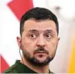  ?? ?? IL DISSIDENTE E IL PRESIDENTE Il dissidente russo Oleg Orlov, 70, condannato a due anni e mezzo di carcere per aver criticato l’invasione dell’Ucraina; il presidente ucraino Volodymyr Zelensky, 46.