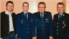  ?? Foto: Jürgen Dumbs ?? Für seine fleißige Teilnahme an den Übungen der Feuerwehr Heretshaus­en erhielt Jo hann Asam (Zweiter von rechts) einen Gutschein. Stolz zeigten sich darauf (von links) Hermann Setzmüller (Gemeinde), Vorsitzend­er Stefan Eiba und Kommandant Georg Sedlmayr.