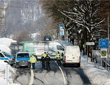  ?? Foto: Iveta Lhotská, MAFRA ?? Stop, kontrola
Německá policie obsadila hraniční přechod Petrovice v Ústeckém kraji a nepouští téměř nikoho.