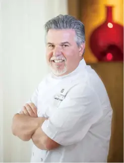  ??  ?? El chef Richard Sandoval dirige los sabores del Fairmont Mayakoba, en Riviera Maya.