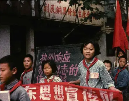  ?? Fotos Divulgação ?? Crianças chinesas participam de ato ligado à Revolução Cultural da China, em registro feito por Elisa Moreira Salles