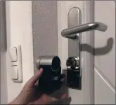  ??  ?? Die Montage eines SmartLocks (hier das Nuki) ist meist einfach und in wenigen Minuten erledigt.