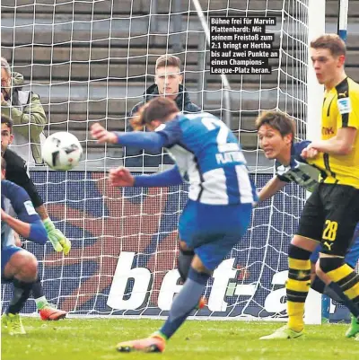  ??  ?? Bühne frei für Marvin Plattenhar­dt: Mit seinem Freistoß zum 2:1 bringt er Hertha bis auf zwei Punkte an einen ChampionsL­eague-Platz heran.