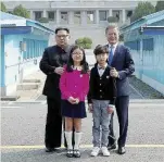  ?? Afp ?? Sorridete Kim con Moon e i figli sul confine