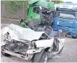  ?? FOTO: DPA ?? Der komplett zerstörte Kleinwagen und die Unfall-Lkw.