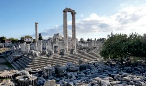  ??  ?? Didim Apollon Tapınağı, Antik Çağ'ın en büyük yapılarınd­an biri.
Apollo's Temple in Didim is one of the biggest ancient structures.