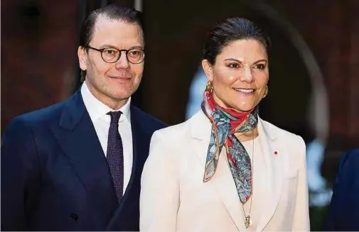  ?? ?? Kronprinze­ssin Victoria von Schweden, hier zu sehen mit ihrem Mann, Prinz Daniel: Die 46-Jährige vertritt bereits häufig ihren Vater König Carl XVI. Gustaf.