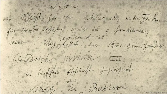  ?? ?? Dedicatori­a manuscrita de Beethoven de su "Novena Sinfonía" a Federico Guillermo III de Prusia.
Imagen: akg-images/picture alliance