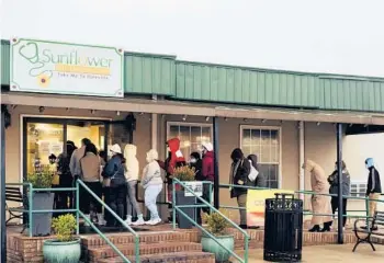  ?? WHITTEN SABBATINI/THE NEW YORK TIMES ?? People queue outside the Sunflower Rural Health Clinic on Jan. 6 in Ruleville, Miss.