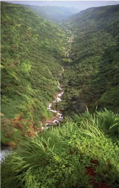  ??  ?? The water of the Lingmala Waterfall cascades into the Venna Lake.