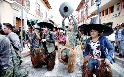  ??  ?? CEREMONIA. La toma de la plaza, simbólicam­ente, representa una protesta contra los poderes políticos y religiosos.