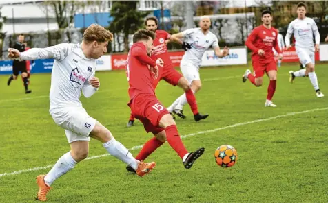  ?? Foto: Elmar Knöchel ?? Mit diesem Schuss brachte Elias Ruf (in Weiß) sein Team in Führung. Am Ende musste sich der TSV Bobingen mit einem 2:2 begnügen.