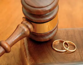  ??  ?? Divorzio Una foto simbolica di una separazion­e in tribunale Sono in aumento i casi di padri che non pagano gli alimenti ai figli