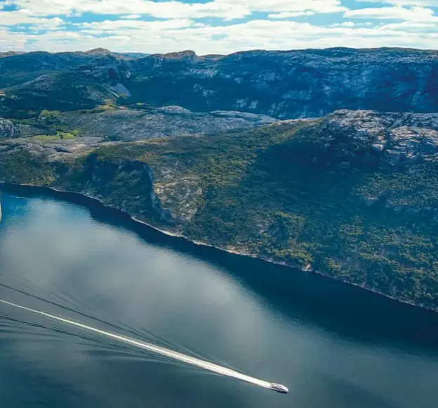  ??  ?? È chiamata “il pulpito” questa terrazza di roccia a 600 metri d’altezza sul Lysenfjord, nel sudovest della penisola scandinava.
Vi si arriva al termine di una camminata spettacola­re di due ore.