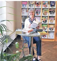  ?? RP-FOTO: SONJA SCHMITZ ?? Christel Mewes verabschie­det sich in dieser Woche von der Benrather Bücherei als Leiterin.