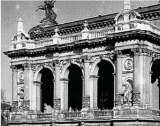  ?? Foto: Stadt Augsburg ?? Bevor die Nationalso­zialisten das Augsburger Theater umbauten, war die Fassade mit Statuen und Reliefen verziert.