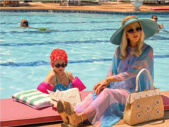  ?? BILD: ERICA PARISE ?? Kristen Wiig gör huvudrolle­n som den desperata Maxine Simmons i Apple tv+ nya dramakomed­i ”Palm royale”. Här vid poolen tillsamman­s med Julia Duffy.
