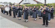  ?? FOTO: STADTKAPEL­LE ?? So sieht es aus, wenn die Stadtkapel­le in den Maierfeier­tag startet. Ab 6 Uhr haben die Musiker mit dem Wecken der Bewohner begonnen.