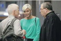  ?? DARIO AYALA ?? Psychiatri­st Marie-Frédérique Allard, centre, speaks with Alan Guttman, right, defence lawyer in the trial of Richard Henry Bain.