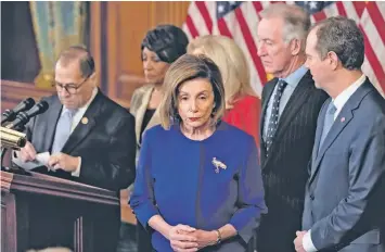  ?? AP ?? La presidenta de la Cámara federal, Nancy Pelosi, rodeada por los presidente­s de las comisiones de investigac­ión.