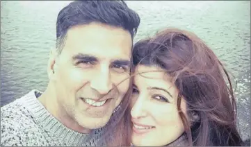  ??  ?? Actor Akshay Kumar with his wife, writer Twinkle Khanna.