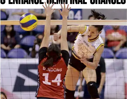  ??  ?? Sisi Rondina of Santo Tomas squeezes in a kill off Laizah Bendong of University of the East.