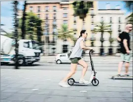  ?? XAVIER CERVERA ?? Una persona en patinete eléctrico circula por el paseo Colom