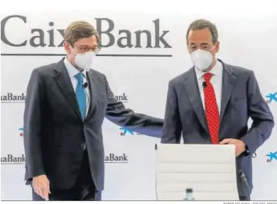  ?? ROBER SOLSONA / ERUOPA PRESS ?? José Ignacio Goirigolza­rri, presidente de Caixabank, deja paso al consejero delegado del banco, Gonzalo Gortázar.