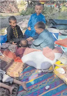  ?? FOTO: AFGHANISCH­ER FRAUENVERE­IN E. V./DPA ?? Binnenflüc­htlinge in einem Park in Kabul: Viele Afghanen sind durch die Kämpfe zu Vertrieben­en im eigenen Land geworden – ihre Lage ist nach Angaben der Welthunger­hilfe prekär.