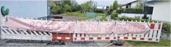  ?? FOTO: JENS GESCHKE/SILVIA MÜLLER ?? Dieses „Wahlplakat“in Seitingen-Oberflacht ist nur ein Maischerz (Foto links). Dieser Talheimer Maischerz nimmt sich satirisch eines Vorschlags zur Neugestalt­ung des Platzes um die Talheimer Festhalle an.