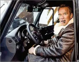  ??  ?? Arnold über Elektrofah­rzeuge: „ Die Politiker sind jetzt gefordert!“ Exklusive Präsentati­on des vollelektr­ischen Wagens: Arnie war happy.
