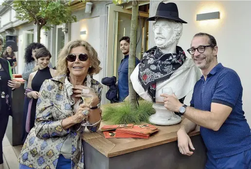  ??  ?? Con il maestro Il busto di Gaetano Donizetti, abbigliato con cappello e foulard, tra Tiziana Fausti e Francesco Micheli, direttore artistico della Donizetti Night. L’evento avrà luogo sabato nel centro cittadino