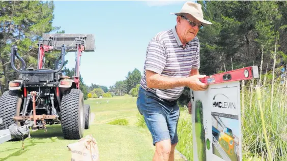  ?? Photos / Paul Williams ?? Levin Golf Club member John Saulbrey swapped club for shovel and volunteere­d to help install the new signs.