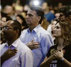  ??  ?? Bolsonaro e sua mulher, Michelle, na Igreja Batista Atitude: ‘A partir do ano que vem, serei o presidente de todos’, promete