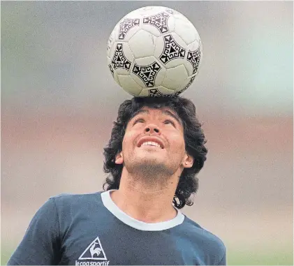  ??  ?? Sí, hablemos de fútbol. Un Maradona de Selección, en los mejores tiempos, con esa novia que fue la pelota.
