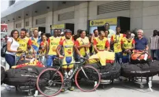  ??  ?? M.MACHANGONG­O | EDIÇÕES NOVEMBRO Ciclistas tricolores regressam a Luanda de ouro ao peito