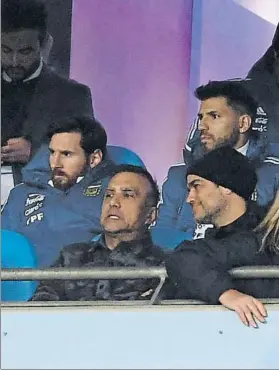  ?? FOTO: GETTY IMAGES ?? Messi, acompañado del ‘Kun’ Agüero en un palco VIP del Etihad Stadium