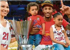  ?? Foto: Lluis Gene, afp ?? Der lange Weg hat in Ulm begonnen: Will Clyburn mit seiner Familie, dem Euroleague-Pokal und der Auszeichnu­ng als wertvollst­er Spieler.