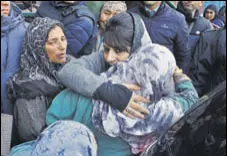  ?? HT PHOTO ?? Former Jammu and Kashmir chief minister Mehbooba Mufti visits family of militants in Pulwama on Sunday